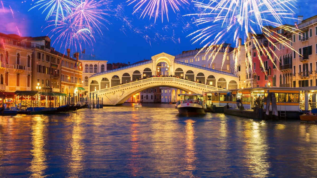 History of the Rialto Bridge in Venice Italy