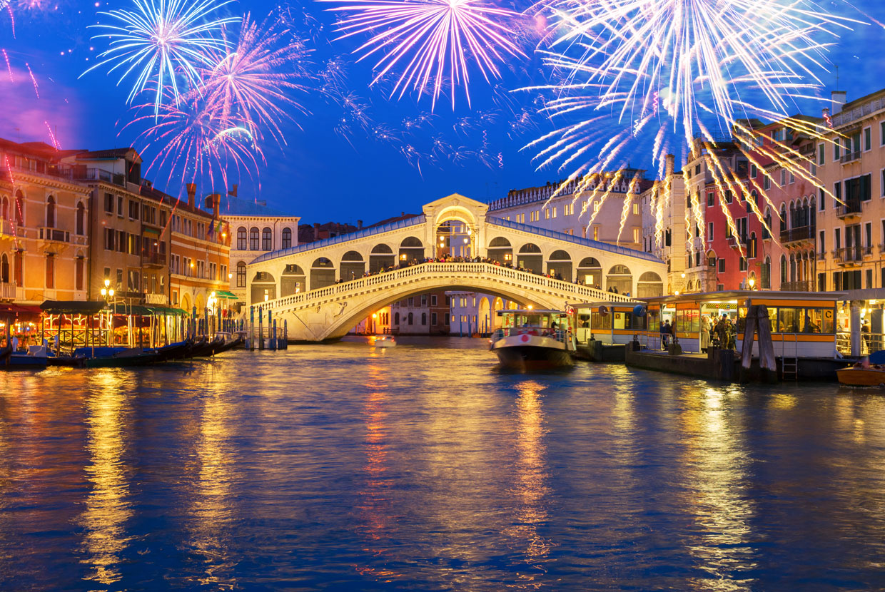 History of the Rialto Bridge in Venice Italy